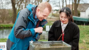 Prof. Geist zeigt Aquakulturen und invasive Arten