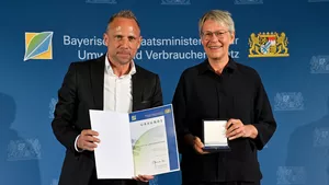 Bayerns Umweltminister Thorsten Glauber und Prof. Dr. Chris-Carolin Schön der TUM