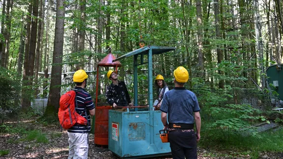 Waldexkursion – Mit dem Kran geht es hoch über die Baumkronen.