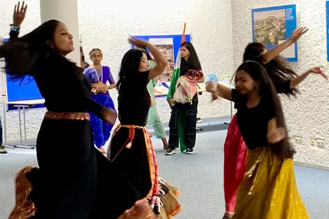 Studentinnen aus Indien veranschaulichen anhand von Tanz, Musik und Kleidung die Vielfalt ihres Landes.