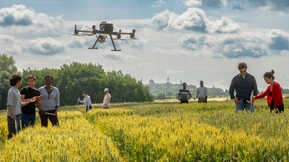 Agrar Studierende im Feld mit Drohnen