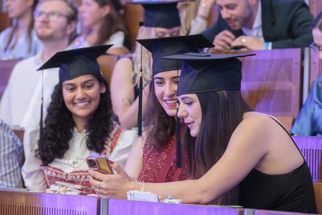 Life-Sciences-Absolventinnen im Hörsaal bei der Abschlussfeier.