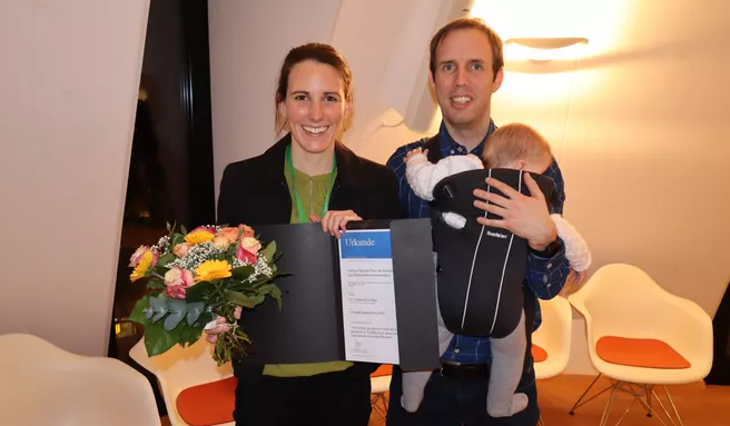 Dr. Elizabeth Gosling (mit Kind und Ehemann, Daniel Lehmberg) bei der Preisverleihung in Freiburg