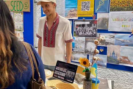 A Ukrainian student introduces his home country. In addition to the national colors of Ukraine, the shirt with the traditional East Slavic embroidery pattern (Vyshyvanka) catches the eye.