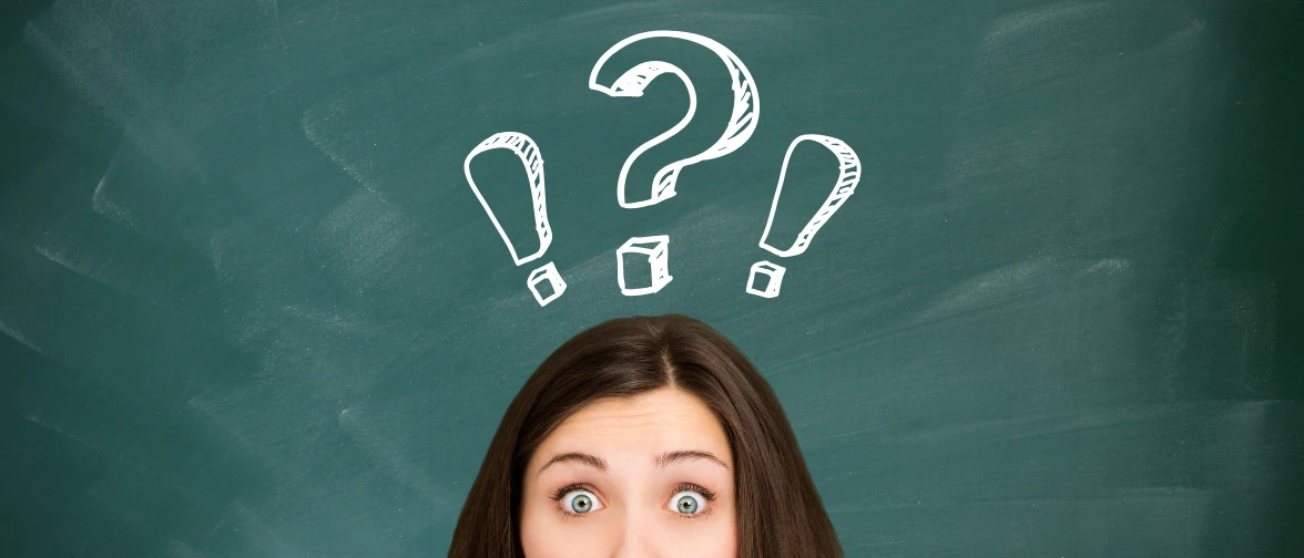 Fragen zum Studium? Hier findest Du Antworten. Symbolbild: Frau mit Fragezeichen zum Thema Studium.