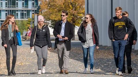 Eine Schulgruppe besucht den Campus Weihenstephan.