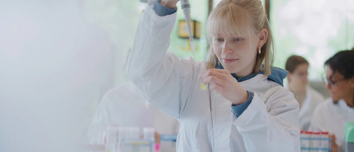 Bachelor-Studentin der Life Sciences Ernährunsgwissenschaft beim Labor-Versuch Studentin der Life Sciences Ernährungswissenschaft beim Pipettieren