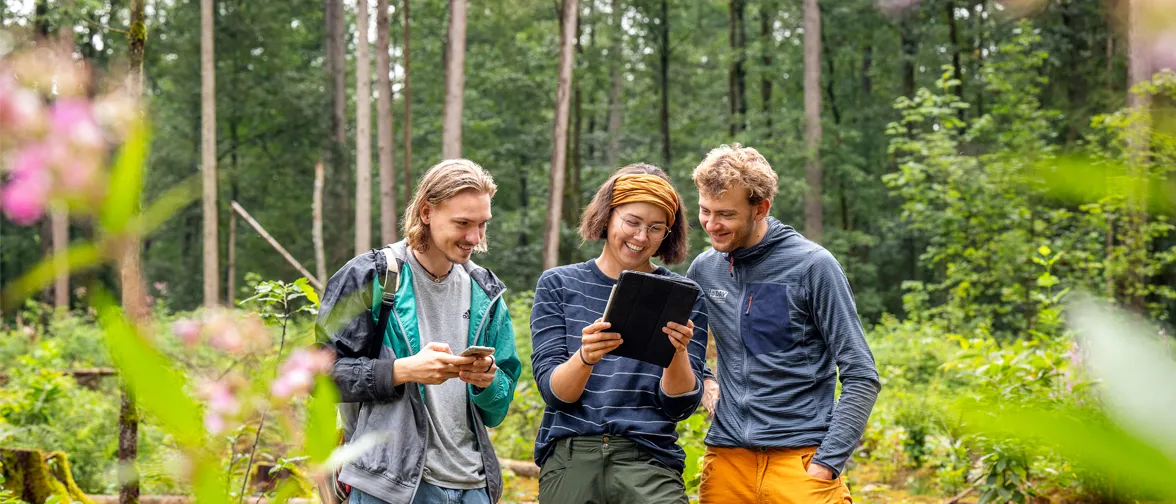 Forststudenten bei einer Vorlesung im Uni-Wald Weihenstephan